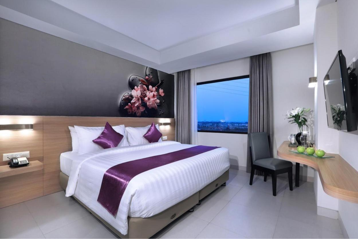 Hotel Quest Prime Cikarang By Aston Bekasi Exterior foto