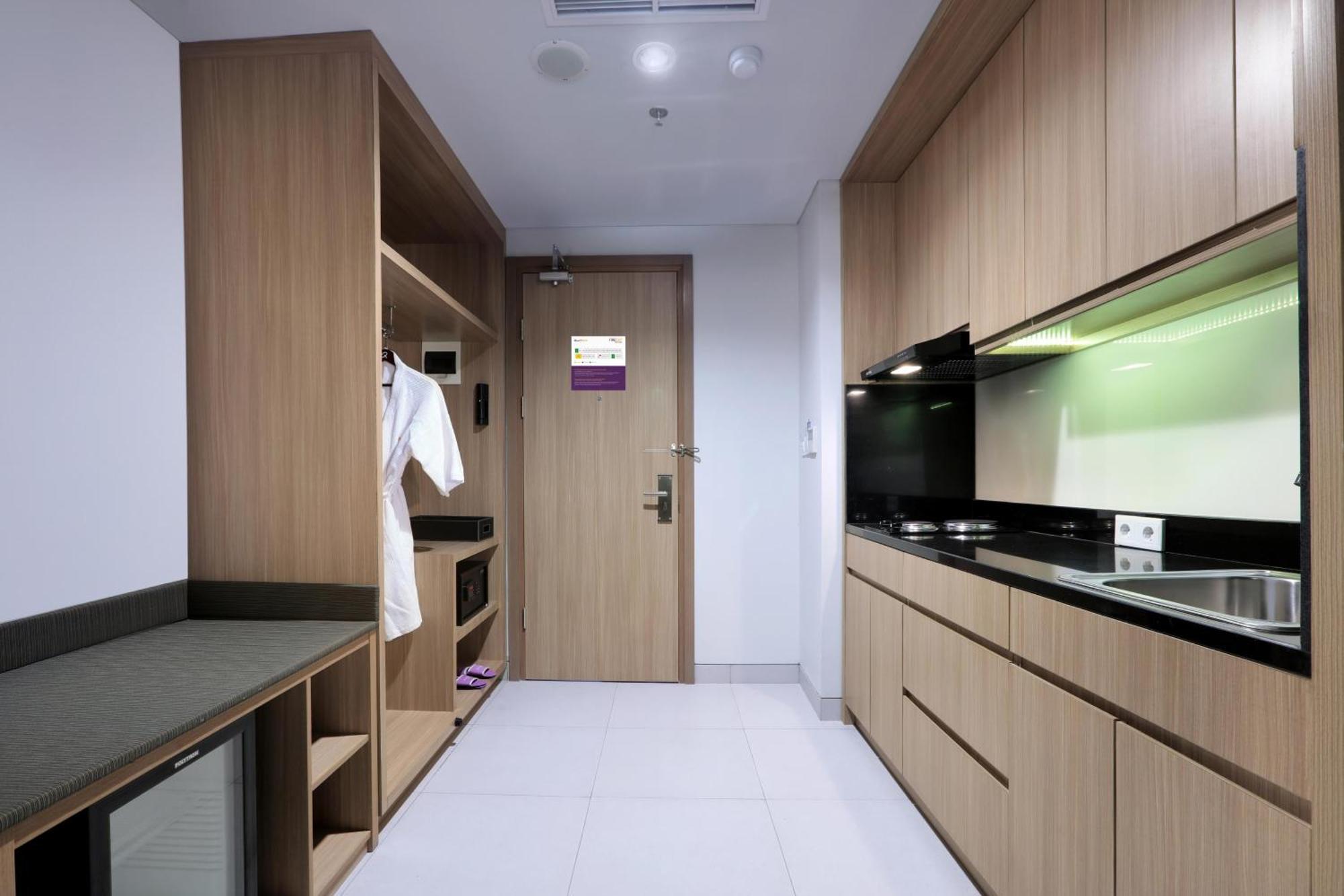 Hotel Quest Prime Cikarang By Aston Bekasi Exterior foto