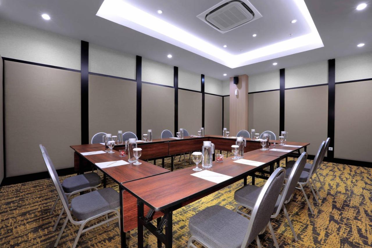 Hotel Quest Prime Cikarang By Aston Bekasi Exterior foto